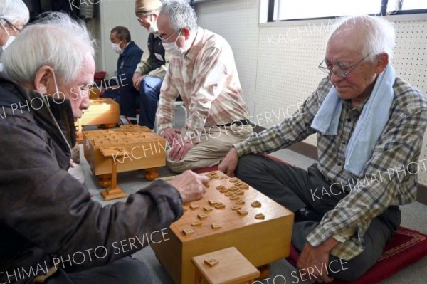 １６人が腕を競い合った棋楽会の新春大会