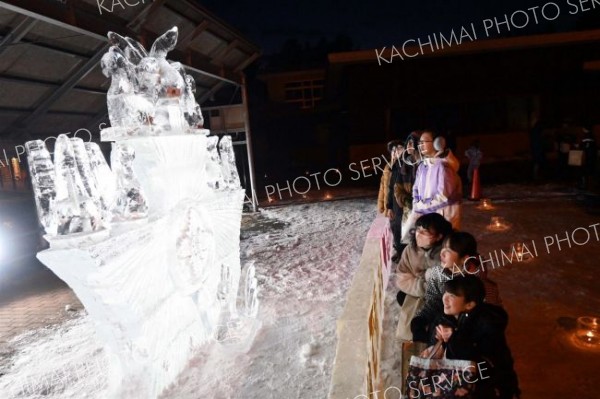 ６年生力作の氷彫刻　清川小で「愛すキャンドル」点灯式