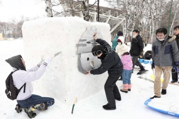 市民氷雪像制作スタート　１２団体が参加　おびひろ氷まつり