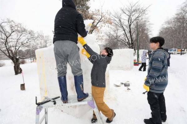 氷雪像を制作する様子（助川かおる通信員撮影）