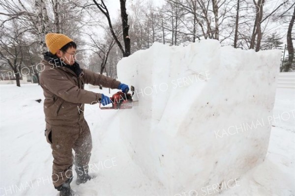 氷雪像を制作する様子（助川かおる通信員撮影）