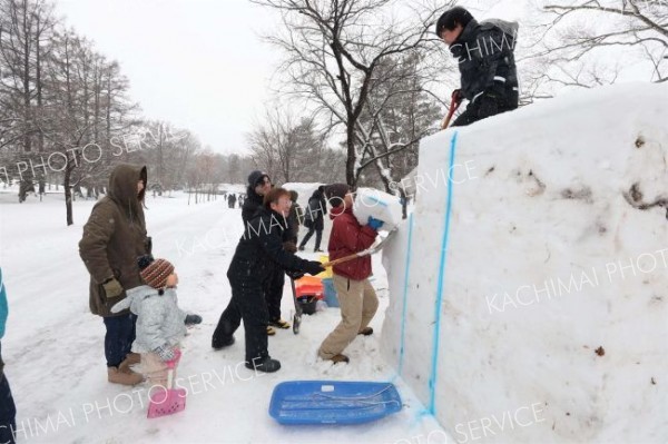 氷雪像を制作する様子（助川かおる通信員撮影）