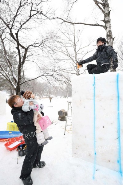 氷雪像を制作する様子（助川かおる通信員撮影）