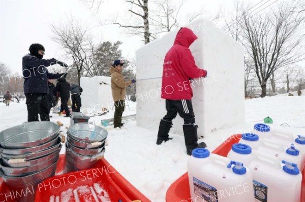 氷雪像を制作する様子（助川かおる通信員撮影）