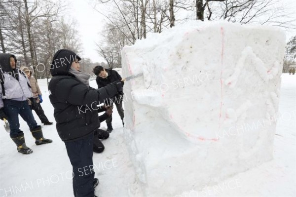 氷雪像を制作する様子（助川かおる通信員撮影）