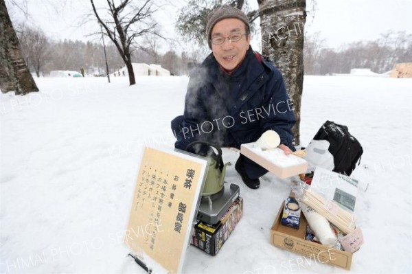 温かい飲み物を提供する参加者（助川かおる通信員撮影）