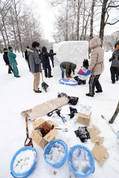 氷雪像を制作する様子（助川かおる通信員撮影）