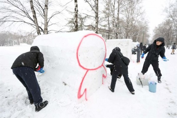 氷雪像を制作する様子（助川かおる通信員撮影）