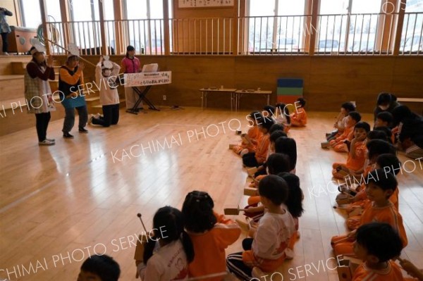 学生や幼稚園教諭らが演者を務めたミュージカルのＢＧＭを手作りのウッドトーンチャイムで奏でる園児ら