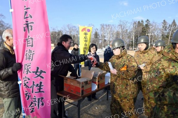 市自衛隊家族会が陸自第４普通科連隊を慰問　たい焼きなど配布～こぼれ話