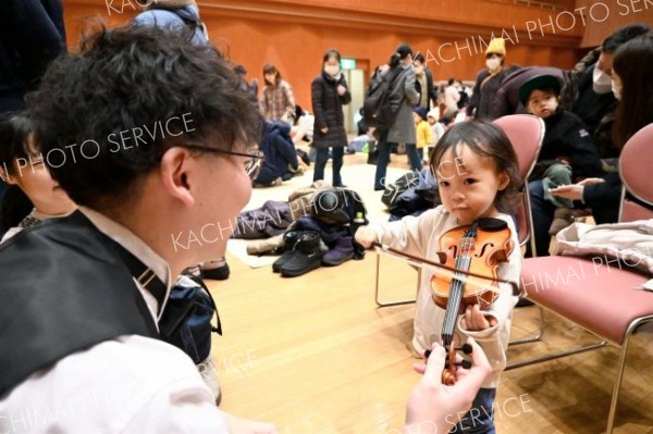 親子１６０人が音楽に触れる　中札内で「０歳からのオーケストラ」