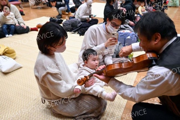 奏者が観客の近くを移動しながら、間近で演奏を披露した