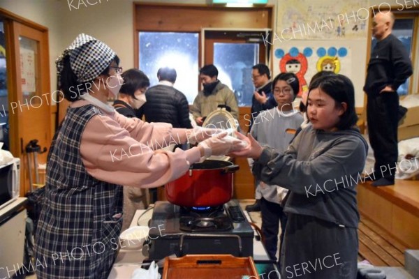 有志特製のカレーを食べて寒さや疲れを癒やす