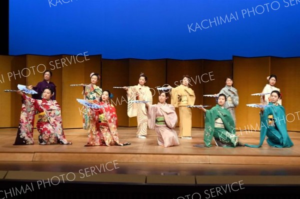 日本舞踊の藤寿会が初ざらい　新年最初の舞を披露