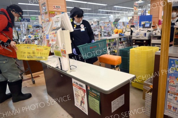 「レジ内にイス」福原が試験導入　負担軽減、「来店客にも一定の理解」