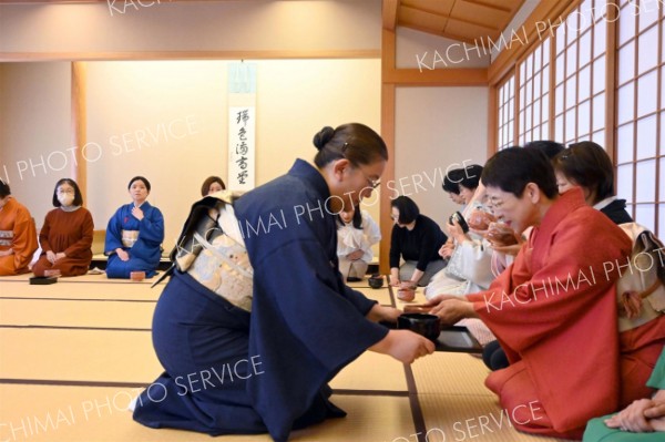 掛け軸などを堪能しながら茶を味わう会員ら