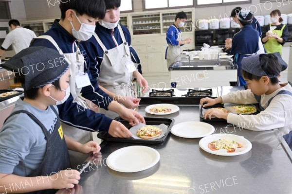 帯広農業高校の生徒が小中学生にピザ作り指導