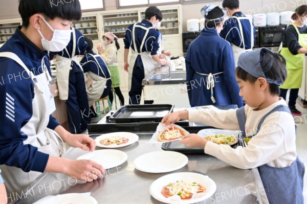 高校生とピザ作りを楽しむ小学生ら