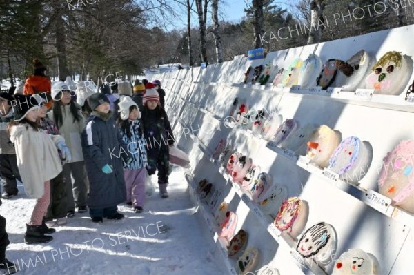 ユニークな「氷のお面」を制作し、氷まつり会場に並べる帯広市内の児童たち（２９日、午前９時半ごろ。帯広市緑ヶ丘公園で。金野和彦撮影）