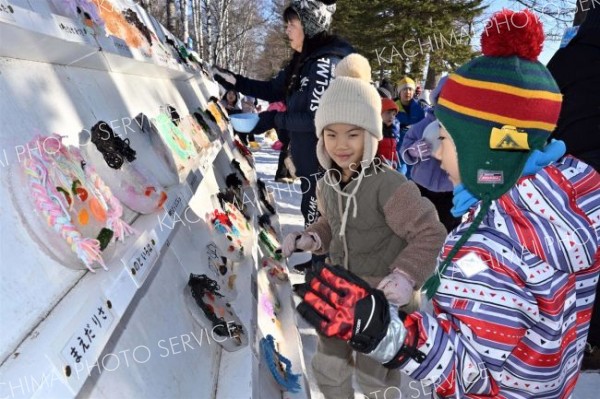 ユニークな「氷のお面」を制作し、氷まつり会場に並べる帯広市内の児童たち（２９日午前９時半ごろ、帯広市緑ケ丘公園で。金野和彦撮影）