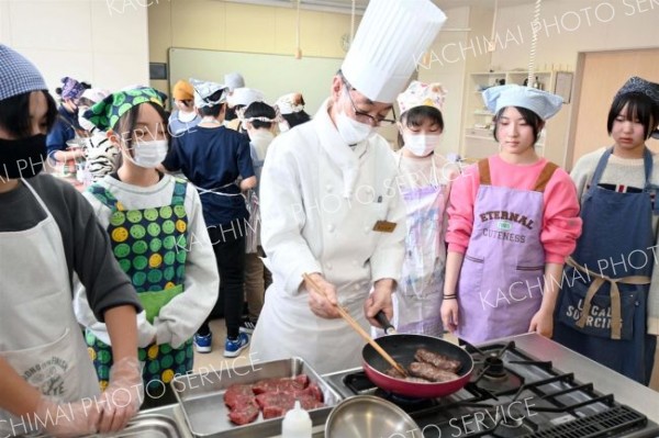 牛ステーキの焼き方、北海道ホテル総料理長が伝授　帯広つつじが丘小