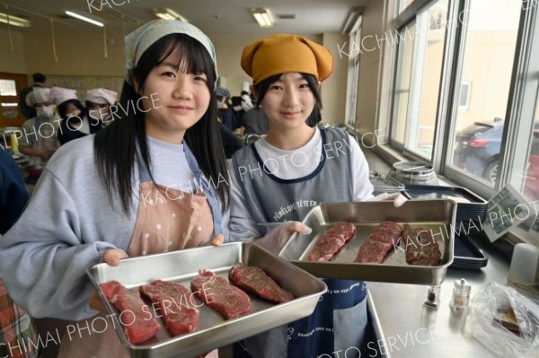 牛ステーキの焼き方学ぶ　北海道ホテル総料理長が伝授　帯広つつじが丘小 2