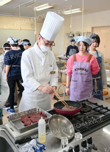 牛ステーキの焼き方学ぶ　北海道ホテル総料理長が伝授　帯広つつじが丘小 3