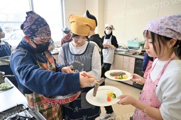 牛ステーキの焼き方学ぶ　北海道ホテル総料理長が伝授　帯広つつじが丘小 4