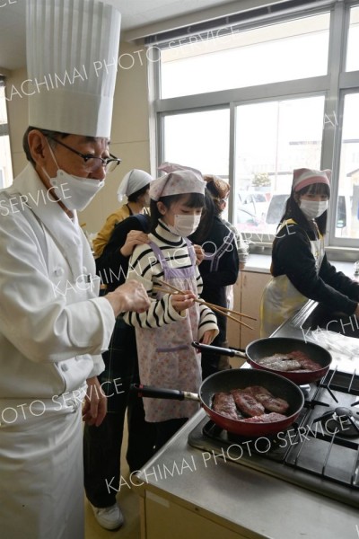 牛ステーキの焼き方学ぶ　北海道ホテル総料理長が伝授　帯広つつじが丘小 5