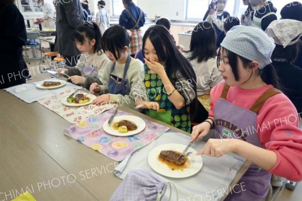 牛ステーキの焼き方学ぶ　北海道ホテル総料理長が伝授　帯広つつじが丘小 6