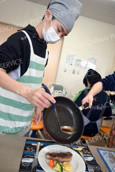 牛ステーキの焼き方学ぶ　北海道ホテル総料理長が伝授　帯広つつじが丘小 8