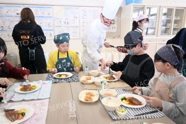 牛ステーキの焼き方学ぶ　北海道ホテル総料理長が伝授　帯広つつじが丘小 9