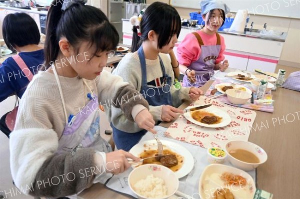 牛ステーキの焼き方学ぶ　北海道ホテル総料理長が伝授　帯広つつじが丘小 10