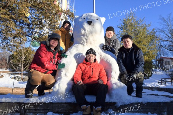 おびひろ動物園に雪のシロクマ登場～こぼれ話