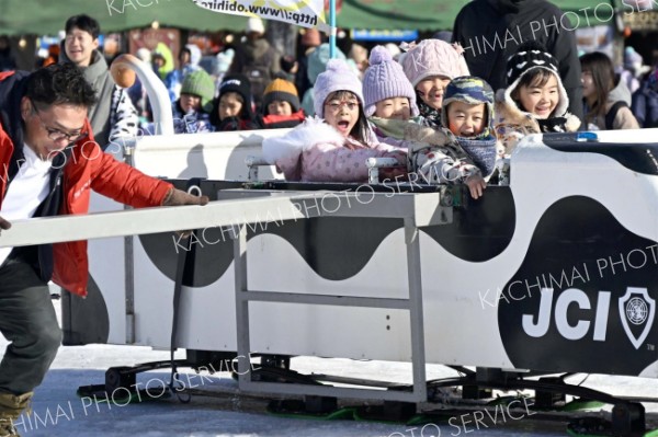 氷まつり開幕　子どもたちが続々来場　すべり台や回転ソリなど、アトラクションを楽しむ