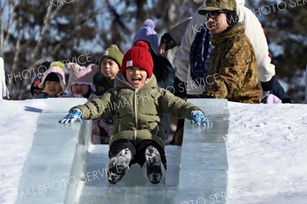 おびひろ氷まつり開幕　少雪何のその、子どもら歓声