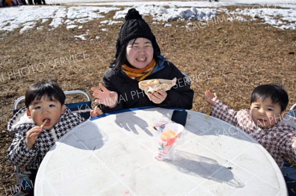 飲食スペースでくつろぐ親子連れ（須貝拓也撮影）