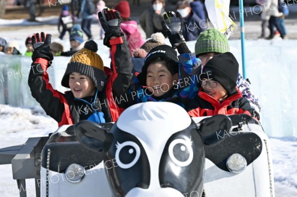 回転ソリに乗って大喜びの子どもたち（３１日午前１０時１５分ごろ、須貝拓也撮影）