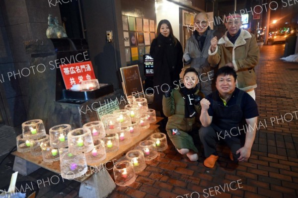 名門通にアイスキャンドル　共栄会「氷まつり盛り上げ」