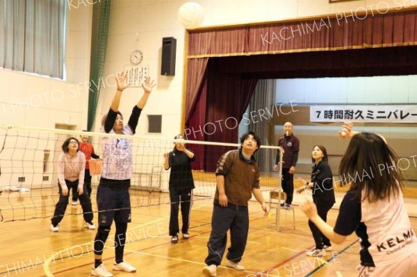 ７時間耐久ミニバレー　４５人が熱戦