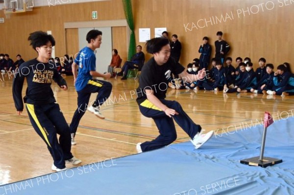 広尾高校の「雪中予餞会」、少雪で屋内開催