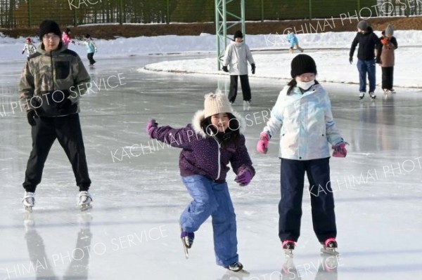 町外小学生の授業利用など、存在感が増す中央運動公園スケートリンク（３０日、豊似小の授業）