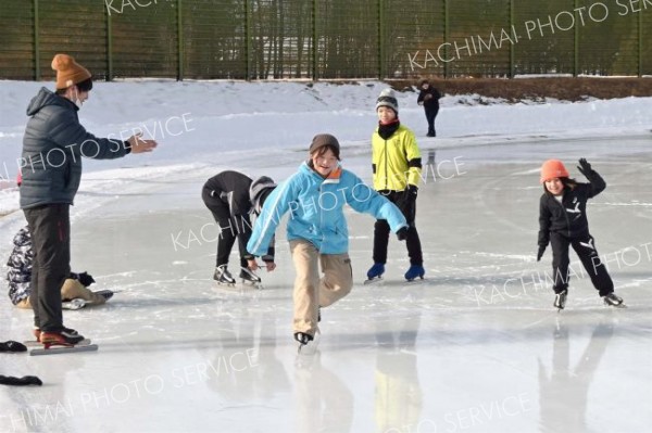 町外小学生の授業利用など、存在感が増す中央運動公園スケートリンク（３０日、豊似小の授業）