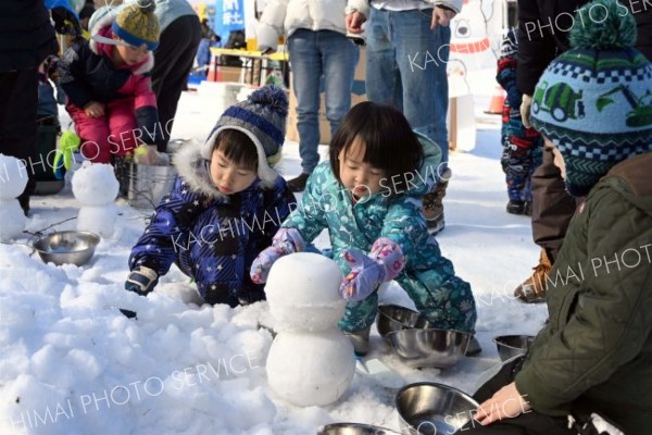 耐寒ラジオ体操に雪だるま作り　氷まつり２日目も大賑わい