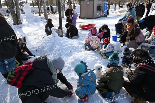 雪だるまづくりワークショップに参加した親子連れ（１日午前１０時３０分ごろ、須貝拓也撮影）