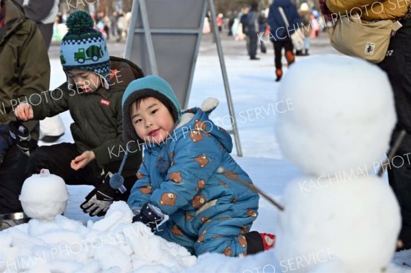 雪だるまづくりに夢中になる子ども（１日午前１０時２０分ごろ、須貝拓也撮影）