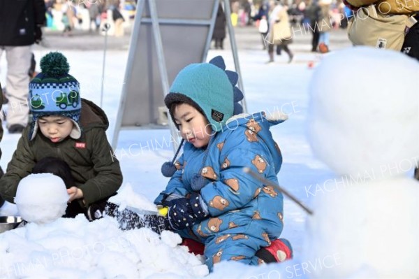 雪だるまづくりに夢中になる子ども（１日午前１０時２０分ごろ、須貝拓也撮影）