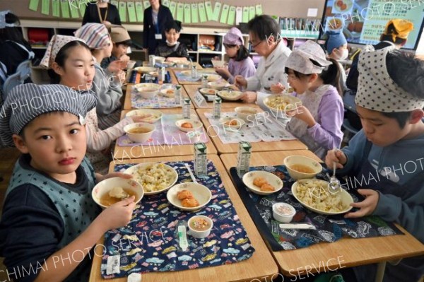 市長と児童給食囲む　稲田小でおいしい給食プロジェクト 3