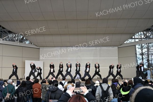 会場を盛り上げたダンスのステージ（１日、須貝拓也撮影）