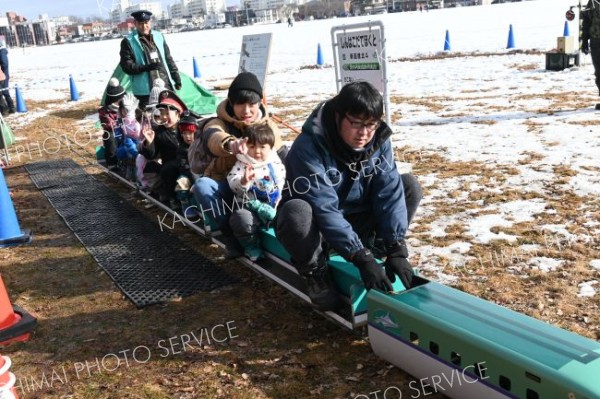 ミニ北海道新幹線の乗車体験を楽しむ子どもたち（２日午前１１時ごろ）